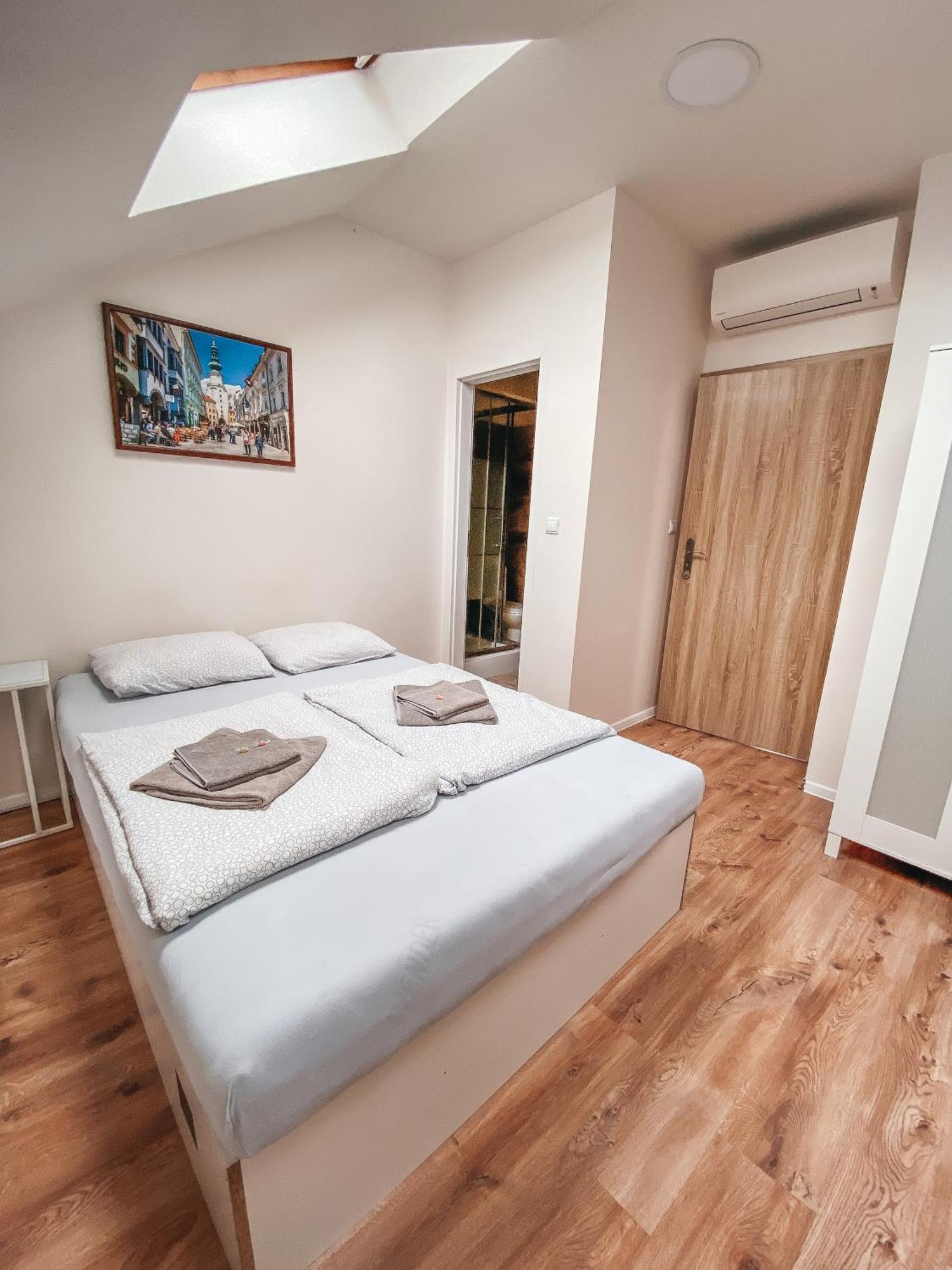 Blue Lotus Apartments Bratislava Extérieur photo